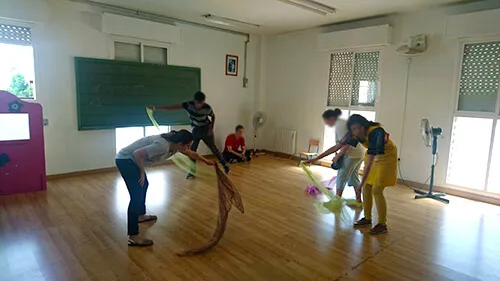Actividad de movimiento con una cuerda en el suelo de un aula diáfana